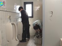 ニンゲン観察 「おしっこ舐めて綺麗にしましょうか？」働く男性のおち●ぽ掃除が生き甲斐の、トイレ清掃バイトのド変態お姉さん