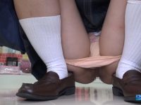 【むき出しま●こ】夏のアクセサリーショップは、プール帰りのノーパン女子○生がま●こむき出しで…ローアングル制服 肛門コレクション7705-001