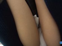 夏の暑い日にま●こをむき出しにして、床すれすれにしゃがむと、スースーして気持ちいいらしい。ローアングル制服 肛門コレクション7706-002